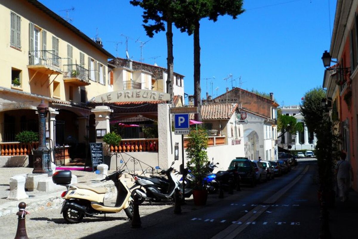mopeds on a street outside a restaurant