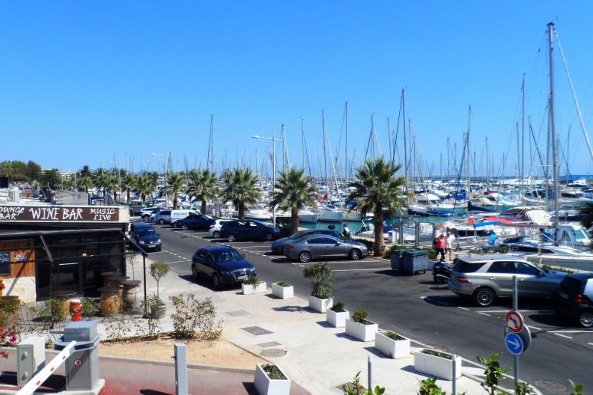 car parked next to a port in St Laurent