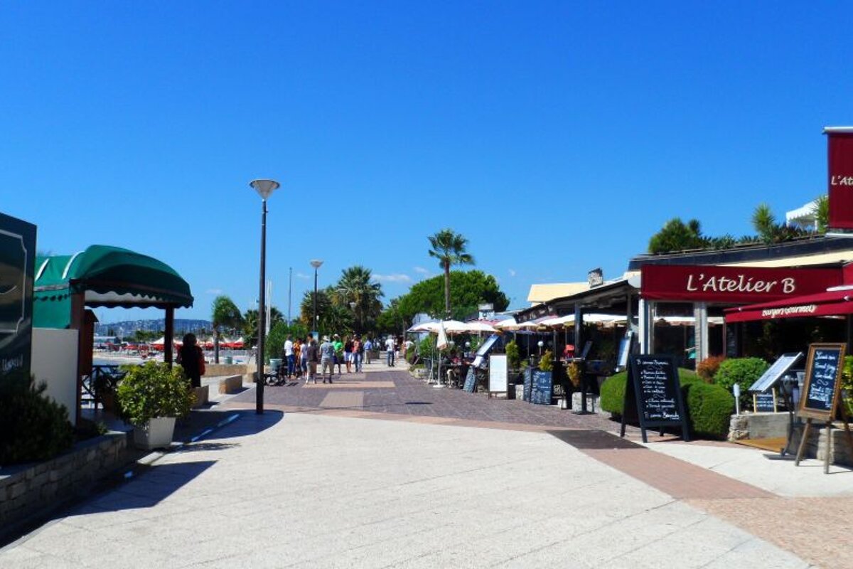 a sea side promenade