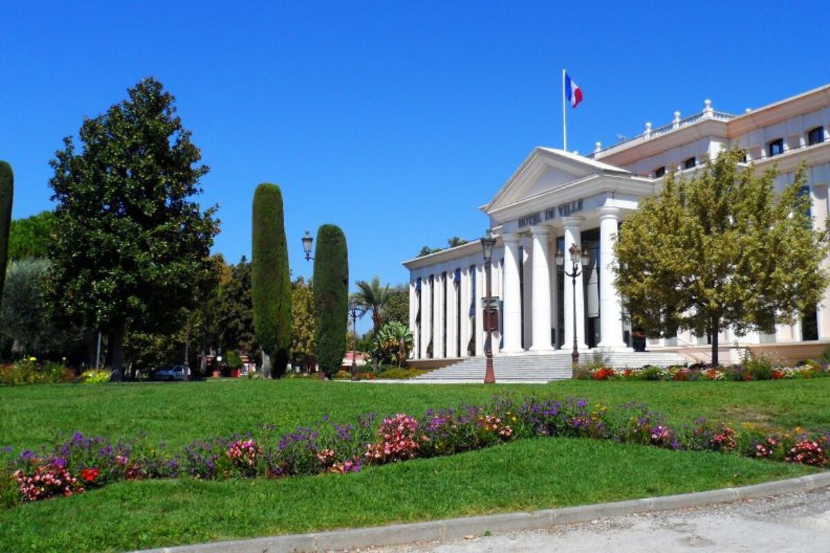 a grand looking building in St Laurent