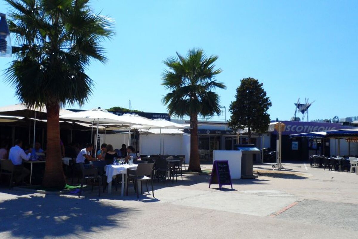 restaurants and a disco on the beach 