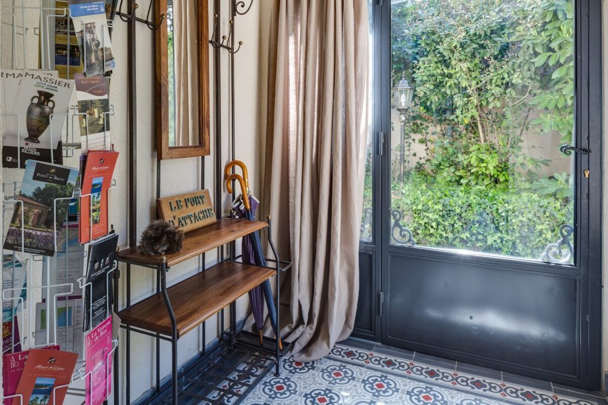 A sign on a shelf that says le port l' antique