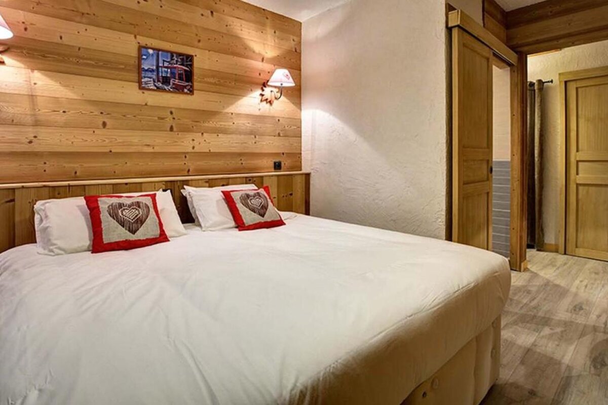 Martine Chalet, Alpe d'Huez double bedroom