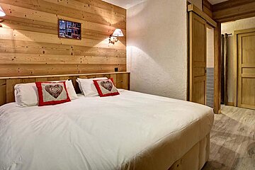 Martine Chalet, Alpe d'Huez double bedroom