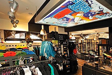 Precision Ski - Oakley Ski Hire, Val d'Isere - Centre shop interior