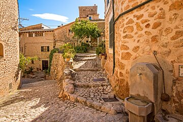 cobbled streets of Fornalutx