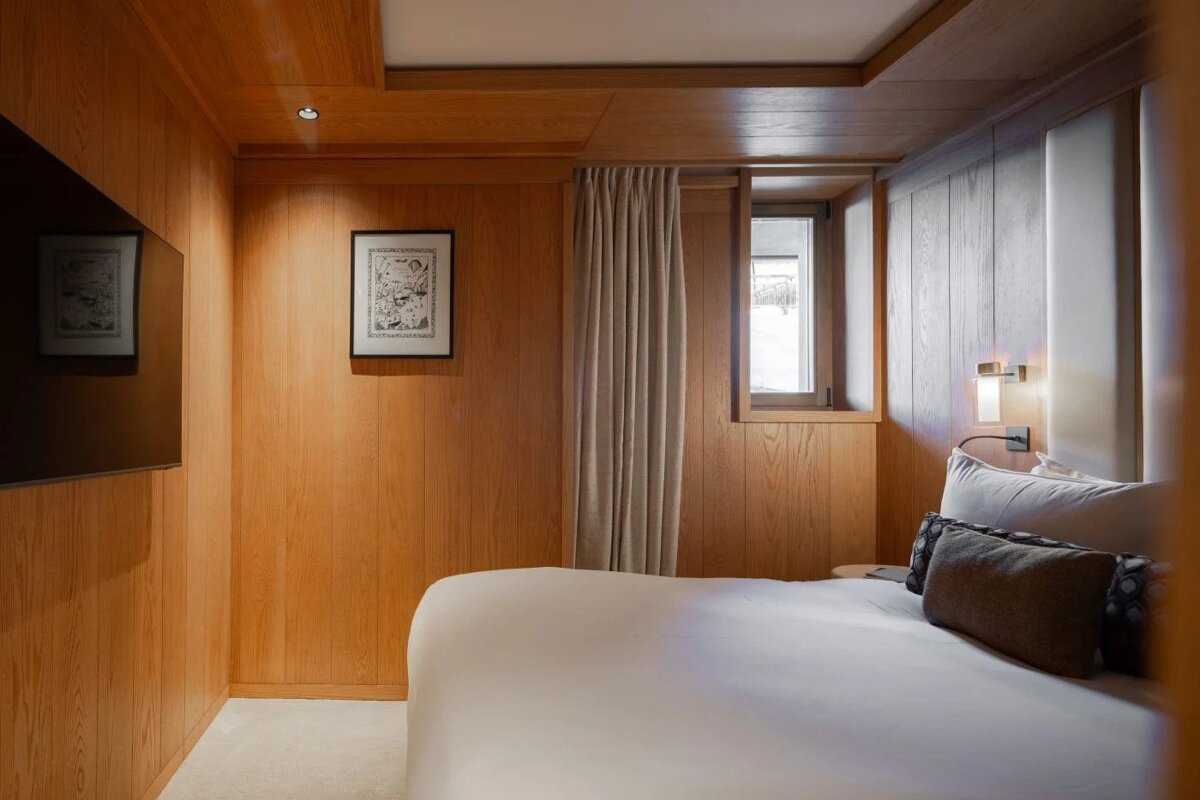 A bedroom with a bed and a picture on the wall