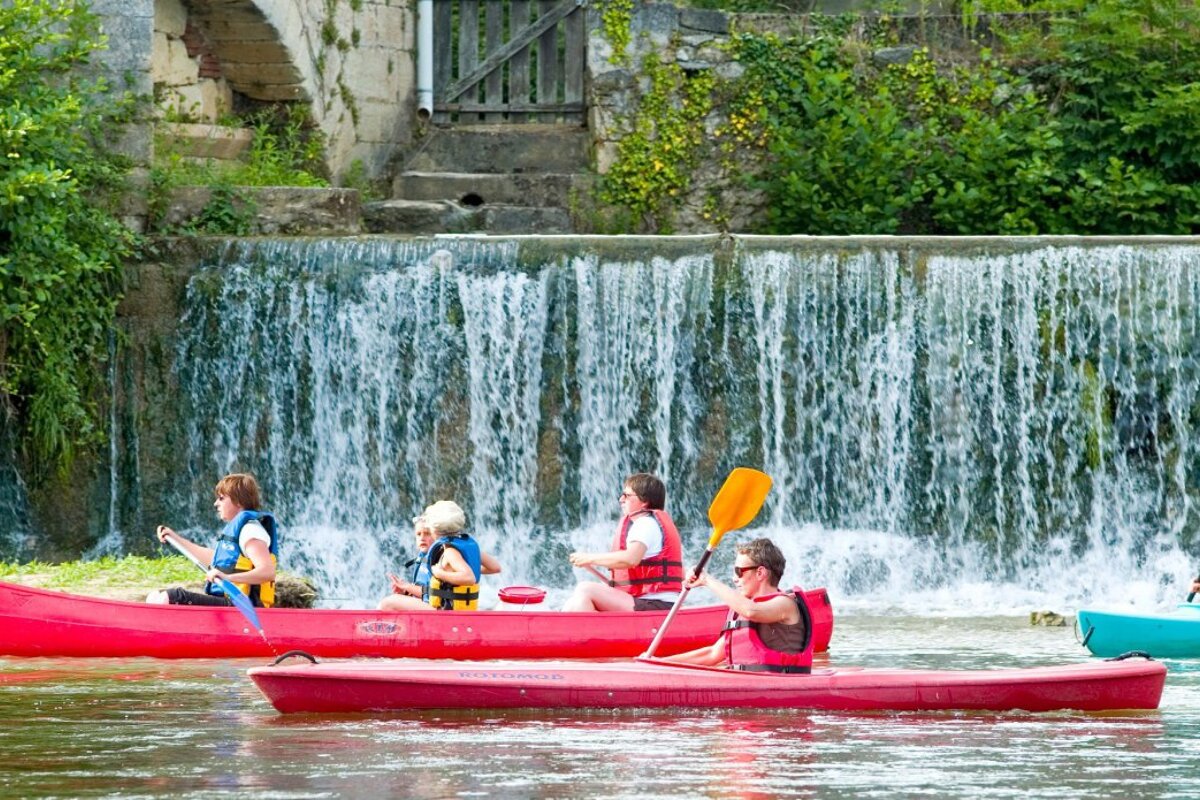 people canyoning on a river
