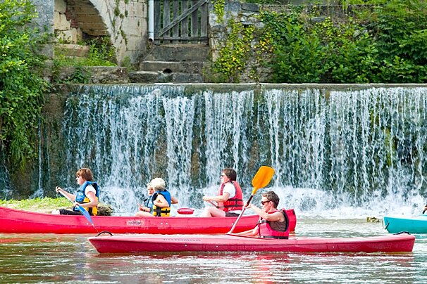 people canyoning on a river