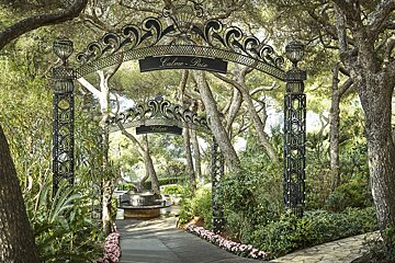 looking through arches of the garden in Grand Hotel du Cap Ferrat