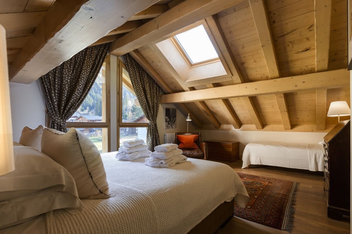 A bedroom with a king size bed and two twin beds