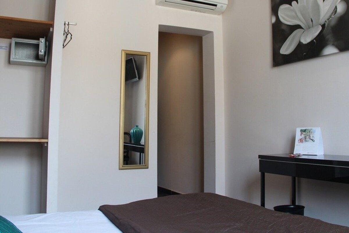 Le Belvedere Hotel, Arles double bedroom