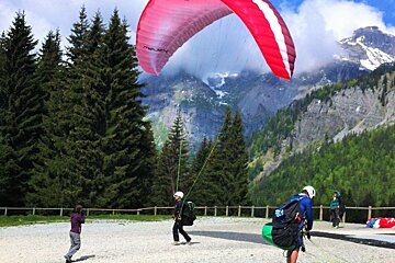 A paraglider with the word mclaren on it