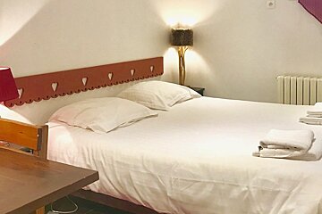 Secret de Neige East-side 4* Apartment, Alpe d'Huez double bedroom