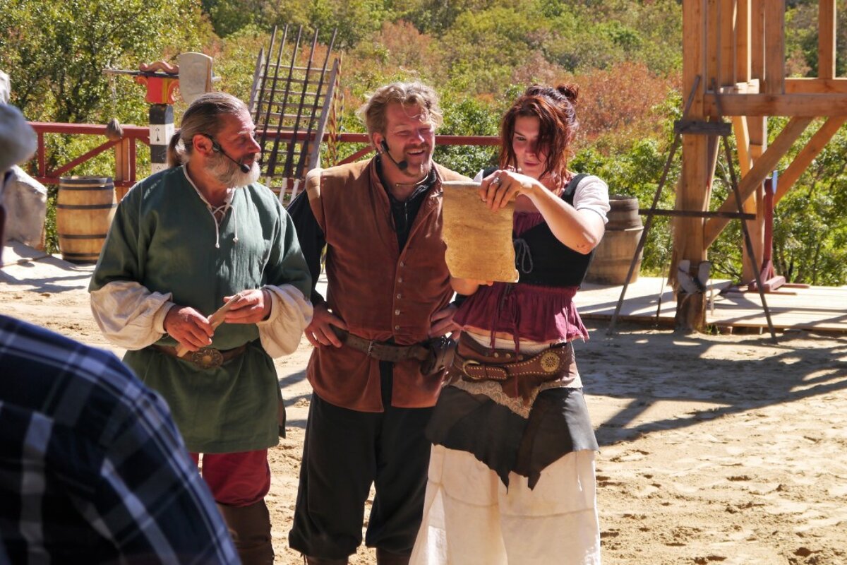 actors performing at durandal in rocamadour