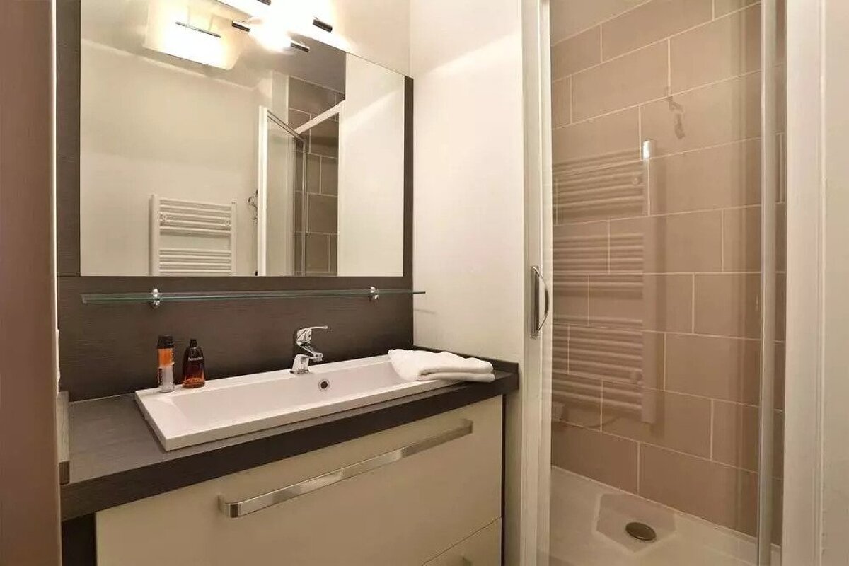 A bathroom with a sink and a mirror