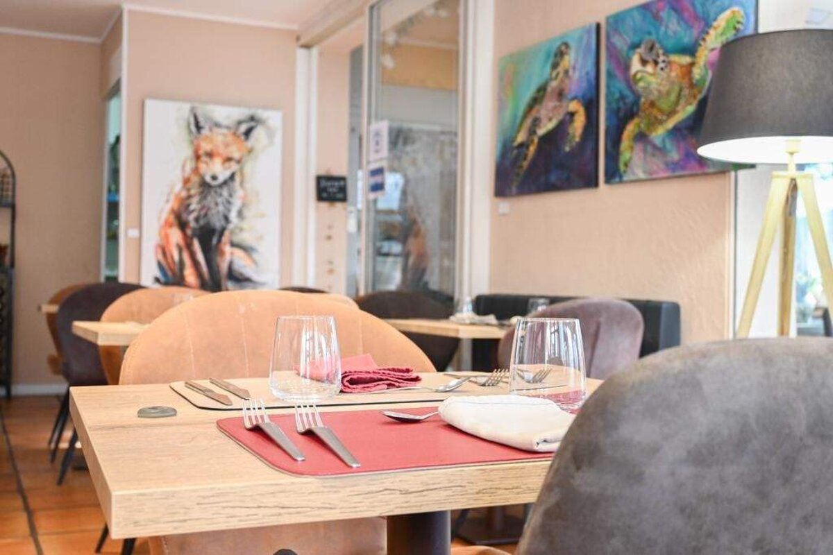 A restaurant with a painting of a fox on the wall
