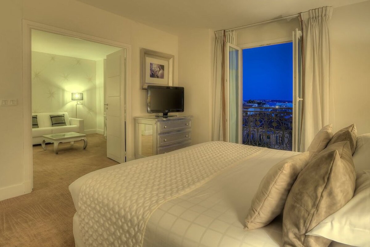 Renoir Hotel, Cannes double bedroom