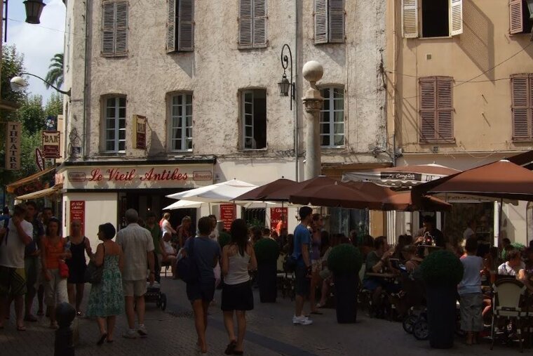 a square in Antibes where you find Le Vieil Antibes Cafe