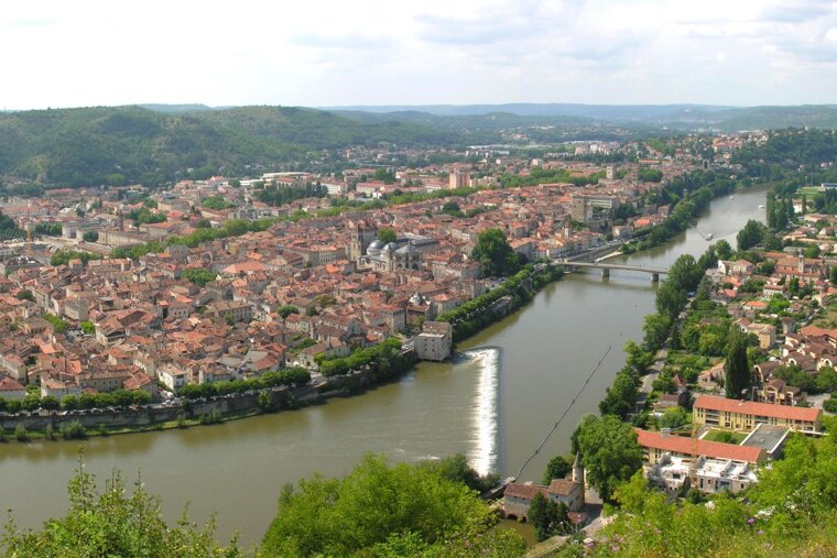 an aerial photo of a town & river at Cahors