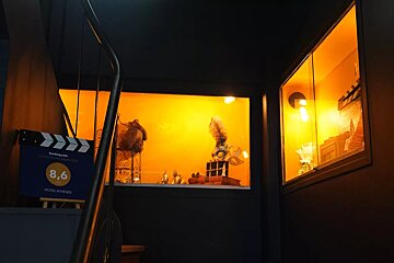 A blue sign that says hotel avenue on it