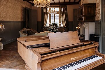A chapell piano is sitting in a living room