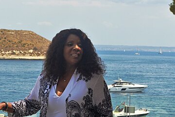 Gloria gaynor with sea in background at mallorca hotel