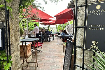 A restaurant with a sign that says terrasse ouverte