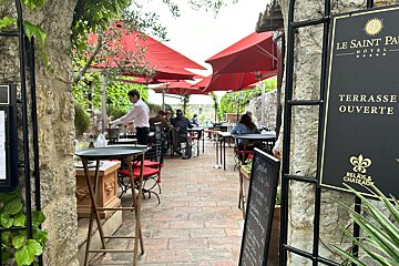 A restaurant with a sign that says terrasse ouverte