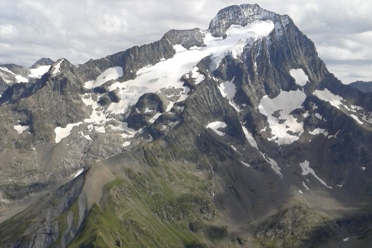 a snowy mountain top in 2 Alpes