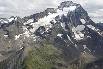 a snowy mountain top in 2 Alpes