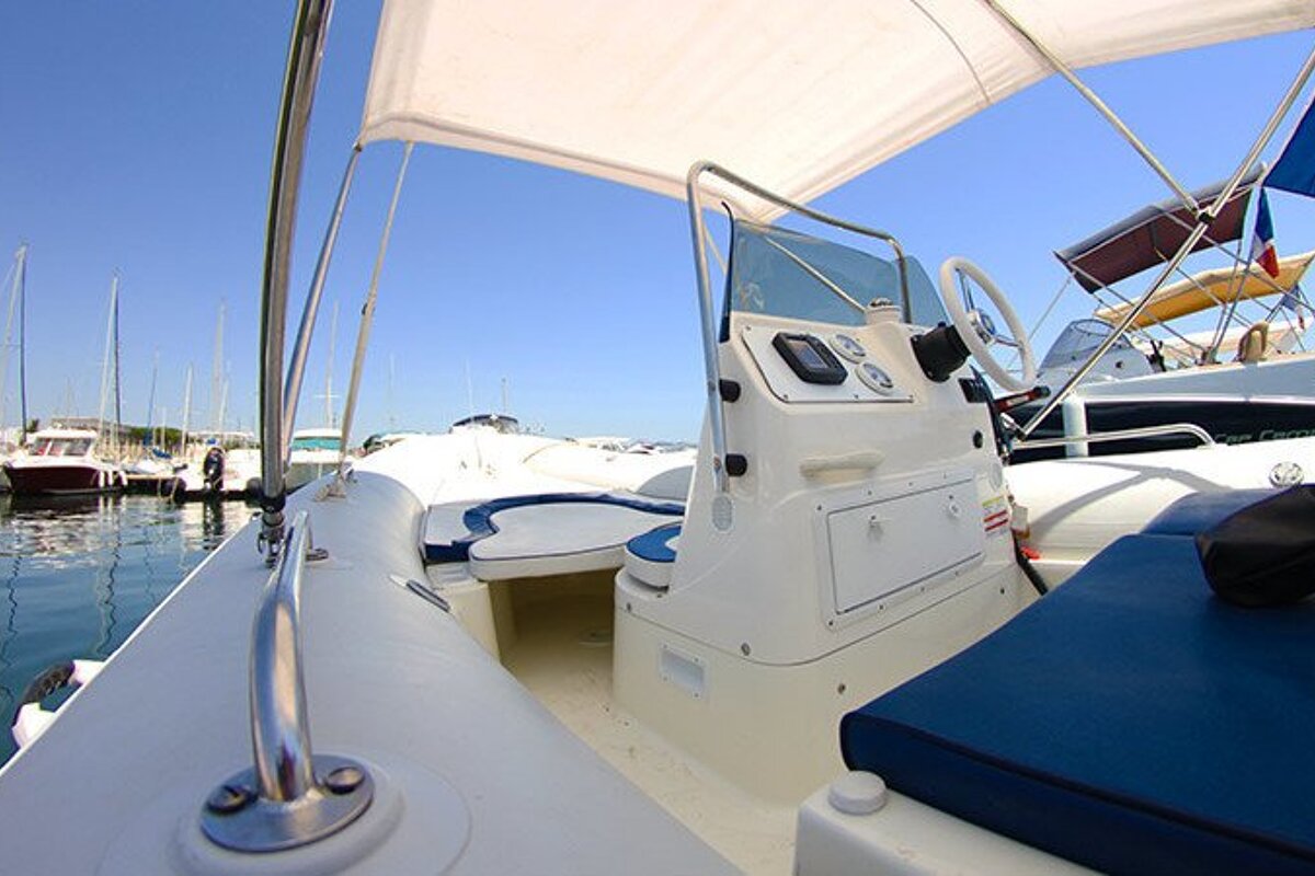 8 Personal Motor Boat, Cannes cockpit