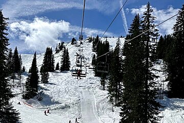 Sunny ski day in Morzine