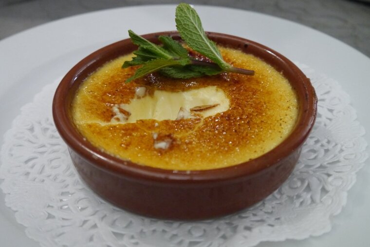a creme brulee in assiette provencale cannes