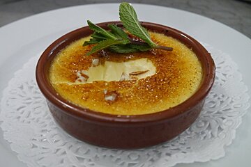 a creme brulee in assiette provencale cannes