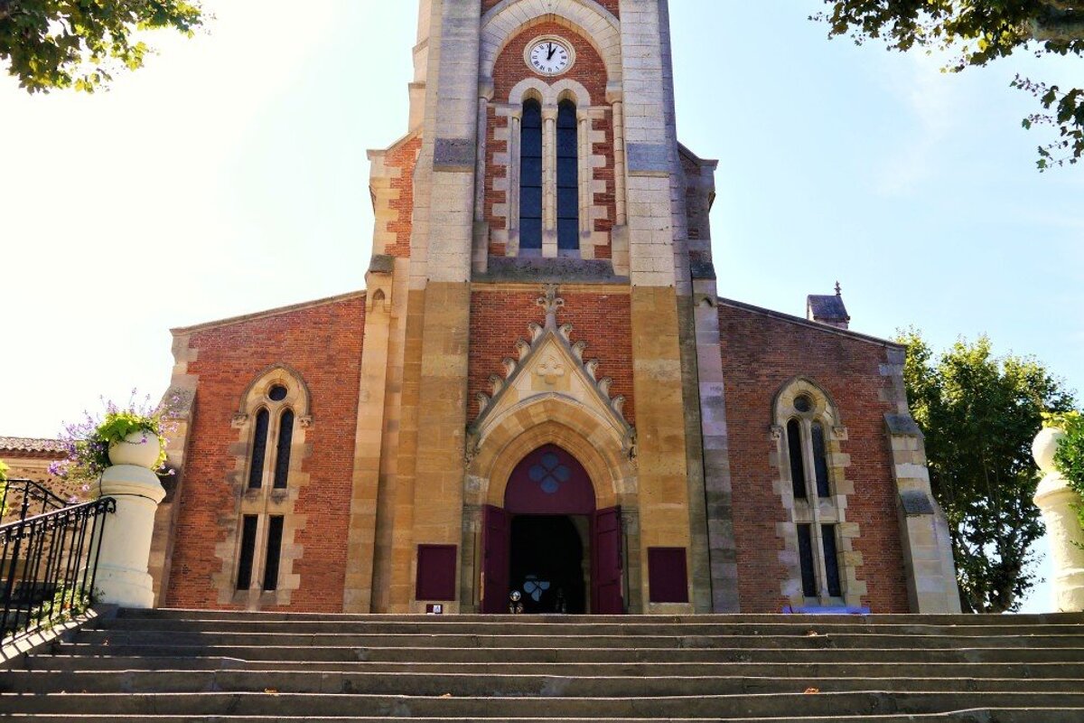 The main entrance to Basilique Notre Dame