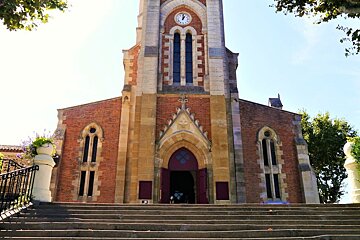 The main entrance to Basilique Notre Dame
