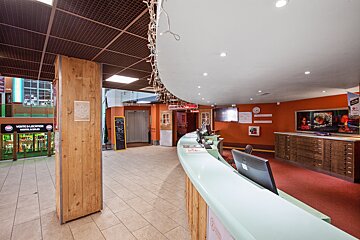 A store front with a sign that says vente a la location