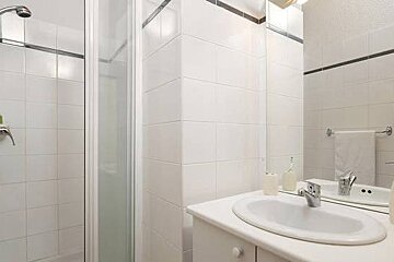 Les Chalets du Praz - 3 Bed Chalet, La Plagne Villages shower room