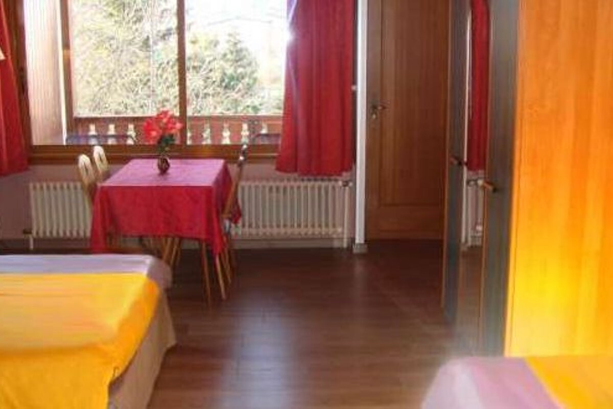 Les Lutins Hotel, Les Deux Alpes double bedroom
