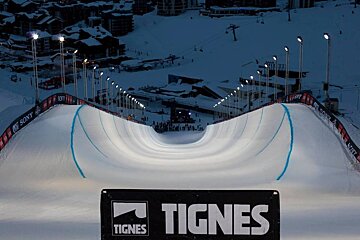 tignes halfpipe at night