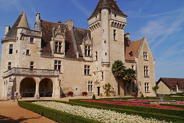 the exterior of chateau des milandes from the front