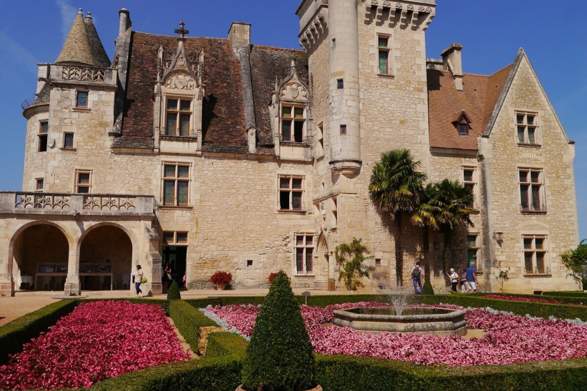 pink flower beds in front of chateau des milandes