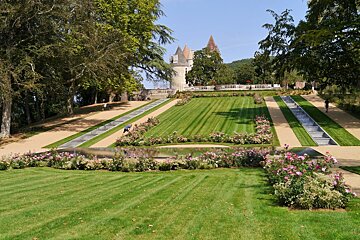looking across the lawns to chateau des milandes