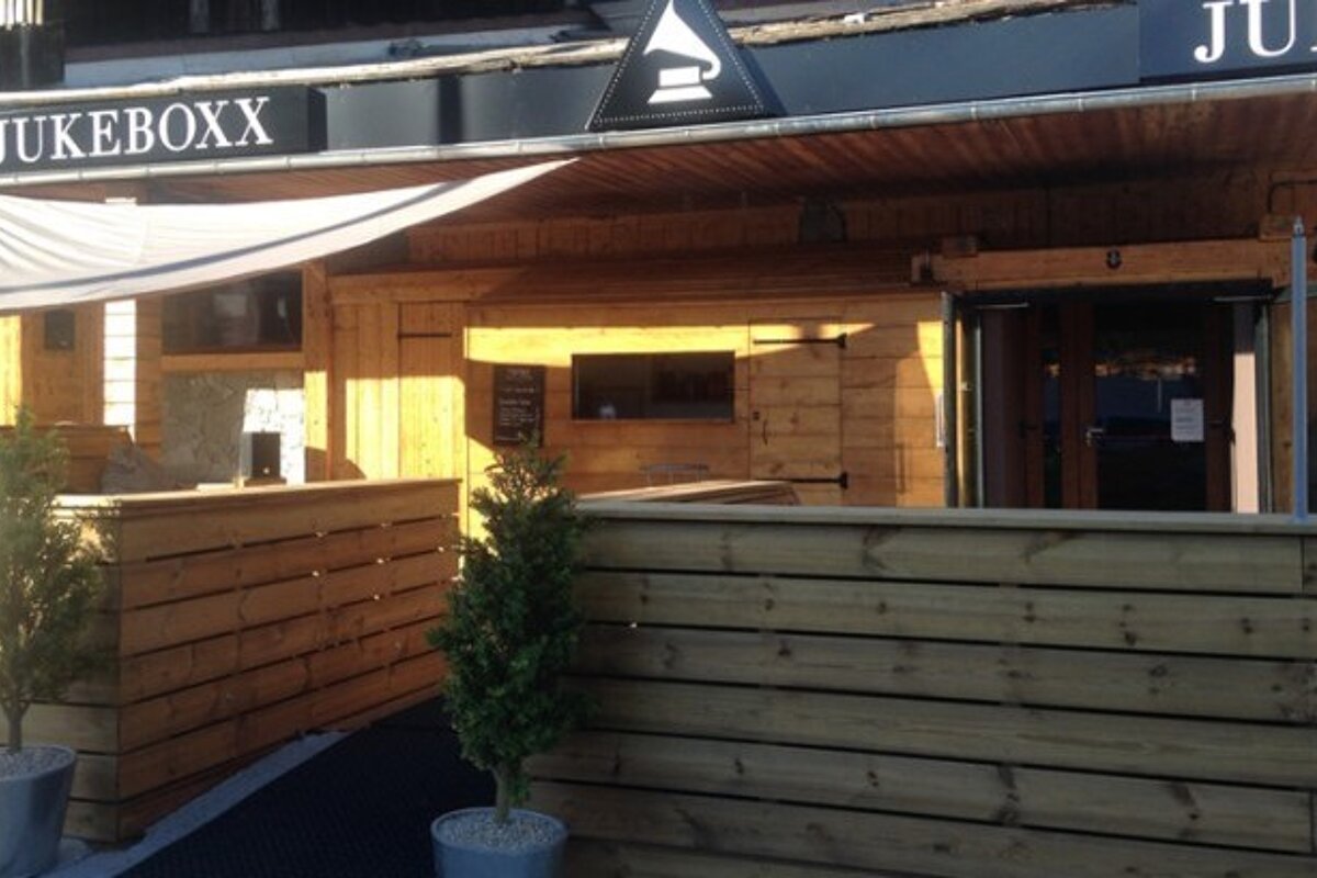 Jukeboxx Bar, 2 Alpes exterior