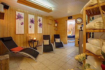 A room with chairs and a sign that says sauna