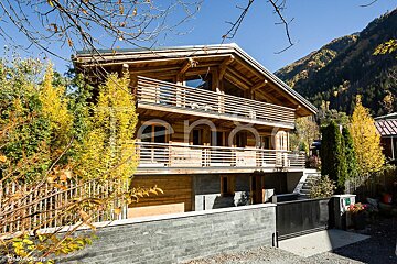 A large wooden house with the word eno on the front