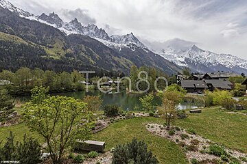 A picture of a lake and mountains taken by ten80