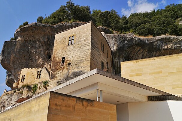 Musee National de la Prehistoire exterior