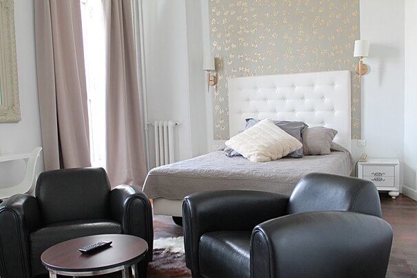 Royal Hotel, Nimes double bedroom